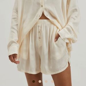 Iso: Donni Silky Short Size Medium In Creme - image 1